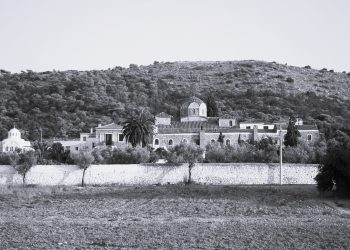 Η Μονή Φανερωμένης στη Σαλαμίνα όπου, με το Βασιλικό Διάταγμα της 4ης Φεβρουαρίου 1878, μεταφέρθηκε ο Β. Ναύσταθμος “ένεκα σπουδαίων περιστάσεων”