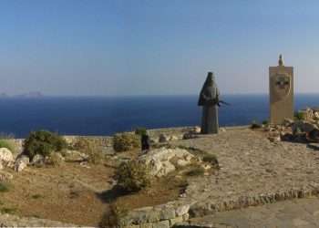 Το Διεθνές Μνημείο Αντίστασης και Ειρήνης στο Πρέβελη. Η θεμελίωση του έργου έγινε στο πλαίσιο των εκδηλώσεων της 60ης επετείου της Μάχης της Κρήτης. (18/5/01)