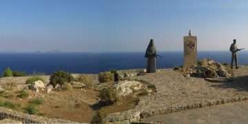 Το Διεθνές Μνημείο Αντίστασης και Ειρήνης στο Πρέβελη. Η θεμελίωση του έργου έγινε  στο πλαίσιο των εκδηλώσεων της 60ης  επετείου της Μάχης της Κρήτης. (18/5/01)