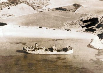 Τελευταίες ώρες του ΩΡΙΩΝ στον όρμο Κέδρος της Δονούσας. Φωτογραφημένο από αεροσκάφος
τύπου Baltimore της 459ης μοίρας της RAAF, το οποίο εκτελούσε αναγνωριστική πτήση πάνω από το
Αιγαίο. Λίγες ώρες αργότερα θα δεχθεί αεροπορικές επιδρομές από την RAF και θα ναυαγήσει στο
σημείο. (23/8/1944)