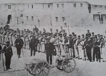 Πεζοναύτες στις 6 Απριλίου 1897, λίγο πριν από την αναχώρηση του αγήματος για το Άκτιο. Δεξιά διακρίνονται ναύτες που φορούν τσαρούχια αντί για αρβύλες.
