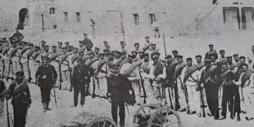 Πεζοναύτες στις 6 Απριλίου 1897, λίγο πριν από την αναχώρηση του αγήματος για το Άκτιο. Δεξιά διακρίνονται ναύτες που φορούν τσαρούχια αντί για αρβύλες.