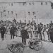Πεζοναύτες στις 6 Απριλίου 1897, λίγο πριν από την αναχώρηση του αγήματος για το Άκτιο. Δεξιά διακρίνονται ναύτες που φορούν τσαρούχια αντί για αρβύλες.