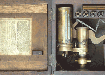 Στη φωτογραφία φαίνεται ένας ενδείκτης Richards , κατασκευασμένος από τον Elliott και χρονολογείται μετά το 1875. Είναι εφοδιασμένος με μηχανισμό ελέγχου της περιστροφής του καταγραφικού τυμπάνου, κατασκευασμένο από τον Darke. Η συγκεκριμένη συσκευή χρονολογείται γύρω στα 1890. Η ύπαρξη έξι ανταλλακτικών ελατηρίων δεν αφήνει αμφιβολία ότι ανήκε σε μηχανικό σύμβουλο εταιρείας ή σε επιθεωρητή από ασφαλισική εταιρεία. Museum of Making collection.