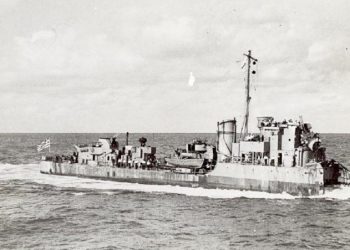 Δεκέμβριος 1943. Το αντιτορπιλικό ΑΔΡΙΑΣ εν πλω προς Αλεξάνδρεια, μετά την πρόσκρουση του σε νάρκη (φωτο ΥΙΝ)