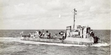 Δεκέμβριος 1943. Το αντιτορπιλικό ΑΔΡΙΑΣ εν πλω προς Αλεξάνδρεια, μετά την πρόσκρουση του σε νάρκη (φωτο ΥΙΝ)