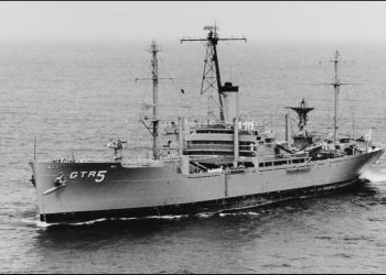 Το USS Liberty  - AGTR 5 (πρώην εμπορικό SS Simmons Victory) του Αμερικανικού Ναυτικού μήκους 140 μέτρων και εκτοπίσματος 10.680 τόννων περιπολούσε στην Ανατολική Μεσόγειο κατά τον Αραβοϊσραηλινό πόλεμο του 1967 μετά από αίτηση της National Security Agency (NSA) των ΗΠΑ για την εκτέλεση επιχειρήσεων υποκλοπών/παρεμβολών (Πηγή: https://www.history.navy.mil).