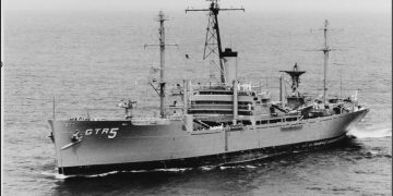 Το USS Liberty - AGTR 5 (πρώην εμπορικό SS Simmons Victory) του Αμερικανικού Ναυτικού μήκους 140 μέτρων και εκτοπίσματος 10.680 τόννων περιπολούσε στην Ανατολική Μεσόγειο κατά τον Αραβοϊσραηλινό πόλεμο του 1967 μετά από αίτηση της National Security Agency (NSA) των ΗΠΑ για την εκτέλεση επιχειρήσεων υποκλοπών/παρεμβολών (Πηγή: https://www.history.navy.mil).