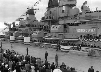 Η τελετή επανενεργοποίησης του USS New Jersey. Την παρακολούθησε ο ίδος ο Πρόεδρος Reagan attended and gave the ship's orders.