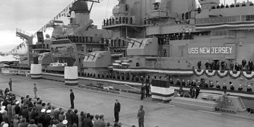 Η τελετή επανενεργοποίησης του USS New Jersey. Την παρακολούθησε ο ίδος ο Πρόεδρος Reagan attended and gave the ship's orders.