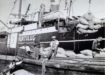 Εκφόρτωση του Kurtuluş στον Πειραιά