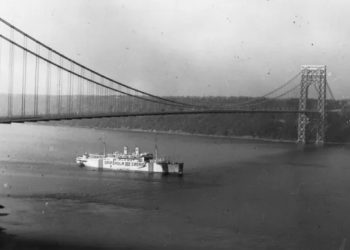 Το Gripsholm διαπλέει τον ποταμό Hudson κάτω από την γέφυρα George Washington