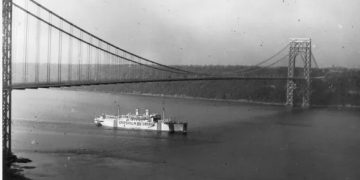 Το Gripsholm διαπλέει τον ποταμό Hudson κάτω από την γέφυρα George Washington