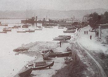 Άποψη του λιμένα της Πρέβεζας τη δεκαετία του 1940 (Φωτογραφία του Θ. Καλαβρέντζου). Διακρίνεται στο μέσο η σιλουέτα πολεμικού πλοίου, πιθανότατα του αντιτορπιλικού ΠΑΝΘΗΡ.