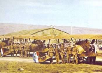 Η μοίρα Ζ1 της Ναυτικής Αεροπορικής Υπηρεσίας έτοιμη για επιθεώρηση στην αεροπορική βάση Μούδρου, 1917 / Κοινό Κτήμα /Wikipedia.