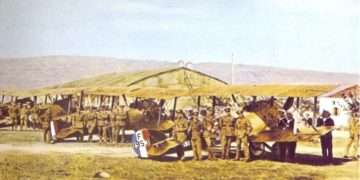 Η μοίρα Ζ1 της Ναυτικής Αεροπορικής Υπηρεσίας έτοιμη για επιθεώρηση στην αεροπορική βάση Μούδρου, 1917 / Κοινό Κτήμα /Wikipedia.